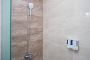 Ein Badezimmer in der Unterkunft The Lavana Greenkhaza Villa Jogja