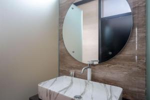 Ein Badezimmer in der Unterkunft The Lavana Greenkhaza Villa Jogja