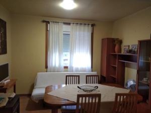 sala de estar con mesa y sofá en Casita con terreno a 10 minutos del centro de Vigo, en Moaña