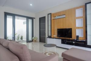 TV/Unterhaltungsangebot in der Unterkunft The Lavana Greenkhaza Villa Jogja