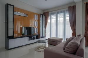 TV/Unterhaltungsangebot in der Unterkunft The Lavana Greenkhaza Villa Jogja