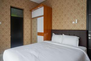 Ein Bett oder Betten in einem Zimmer der Unterkunft The Lavana Greenkhaza Villa Jogja