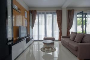 Ein Sitzbereich in der Unterkunft The Lavana Greenkhaza Villa Jogja