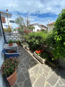 A garden outside Extra Comfort - Casa Vicino a Milano e Linate
