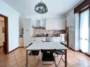 Køkken eller tekøkken på Amply Lit Harmony Home Via Brocchi