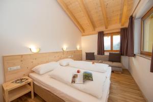 Postel nebo postele na pokoji v ubytování Penthousewohnung mit Garten Sauna Pool