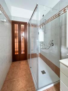 Et badeværelse på Amply Lit Harmony Home Via Brocchi