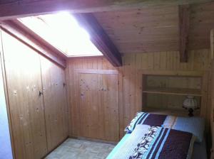 Un dormitorio con una cama en una habitación de madera. en Plazzetta 23, en Sent