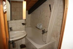 Plazzetta 23 في سنت: حمام مع حوض وحوض استحمام ودش