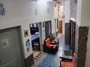 um corredor com uma porta e cadeiras e uma cama em Doha Guest House 