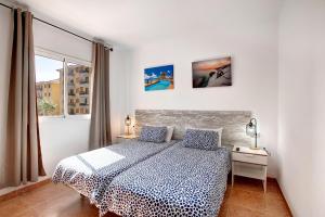 una camera da letto bianca con un letto e una finestra di Casa Roberto a Candelaria Altre 21 foto