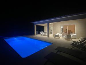 una piscina nel mezzo di un cortile di notte di Villa Camille a Prunelli-di-Fiumorbo