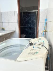 Ένα μπάνιο στο Aluguel de loft mobiliado em Cuiabá +9 φωτογραφίες