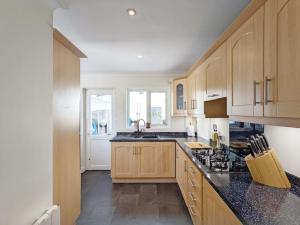 Kuchyň nebo kuchyňský kout v ubytování Stunning seafront 5 bed house