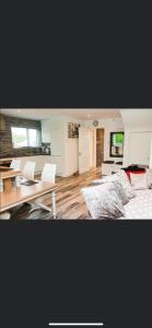- un salon avec un canapé et une table dans l'établissement 20 Holiday Cottage, East End Ballybunion, à Ballybunion