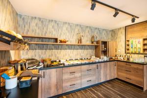 Kuchyň nebo kuchyňský kout v ubytování Hotel Buchenpark