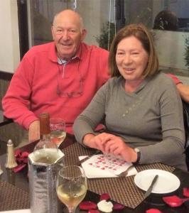 um homem e uma mulher sentados à mesa em The Green House em Kolczewo