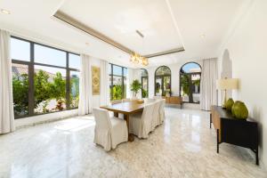 una sala da pranzo con tavolo e sedie di Maison Privee - Luxury Villa with Dramatic View Private Beach & Pool a Dubai