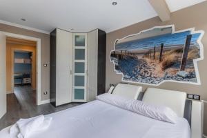 1 dormitorio con 1 cama blanca y 2 sillas en Bilbao Airport by Aston Rentals, en Derio
