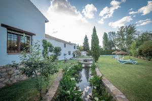 una casa con un estanque en el patio en Al Agia - Los Molinos de Padul, en El Padul