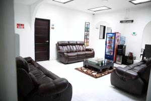 a living room with couches and a video game machine at Hotel Madeira in Manizales