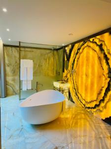 Ένα μπάνιο στο Castelo Hotel