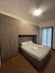 ローマにあるCasa Rosaのベッドルーム(ベッド1台、木製キャビネット付)