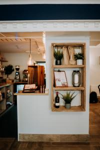 un comptoir dans une pièce avec des plantes en pot dans l'établissement The Lodge by Cefn Tilla, à Usk