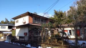 千葉市にあるGuesthouse Oomiya base 大宮基地別荘の前に柵のある家