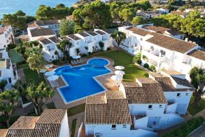 widok z góry na willę z basenem i domami w obiekcie Apartamentos Vista Alegre Mallorca w Porto Cristo