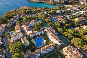 - une vue aérienne sur un complexe hôtelier avec une piscine dans l'établissement Apartamentos Vista Alegre Mallorca, à Porto Cristo