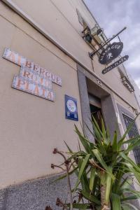 znak na boku budynku z rośliną w obiekcie Albergue Rojo Plata w mieście Torremegía
