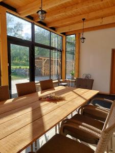 - une salle à manger avec une table et des chaises en bois dans l'établissement Chalupa Bezvětří, à Malá Morávka