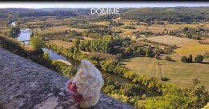 un cono gelato su un cornicione con vista sul fiume di NiD'Amour l'Hirondelle a Bézenac