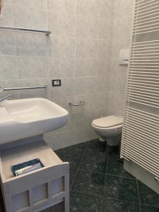 een badkamer met een wastafel en een toilet bij Cascina Cavalli Astino in Bergamo