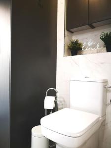 薩拉戈薩的住宿－La balconada de la Aljafería con parking privado，浴室配有白色卫生间和盥洗盆。