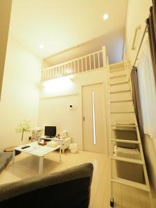 Zimmer mit einem Schreibtisch und einem Hochbett in der Unterkunft i home Tsubogawa / Vacation STAY 53028 in Naha