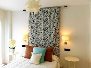um quarto com uma cama com uma cortina preta e branca em LHome em Sevilha