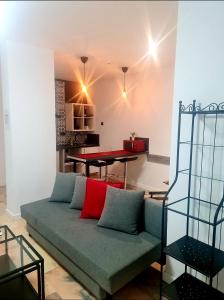uma sala de estar com um sofá e uma mesa em LHome em Sevilha