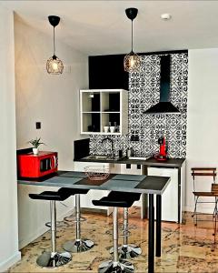 uma cozinha com mesa e cadeiras num quarto em LHome em Sevilha