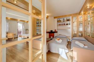 Postel nebo postele na pokoji v ubytování Monterosa Cozy Apartment 200m From Ski - Happy Rentals