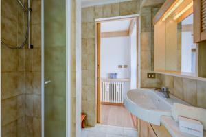 Koupelna v ubytování Monterosa Cozy Apartment 200m From Ski - Happy Rentals