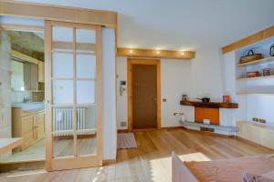 Kuchyň nebo kuchyňský kout v ubytování Monterosa Cozy Apartment 200m From Ski - Happy Rentals