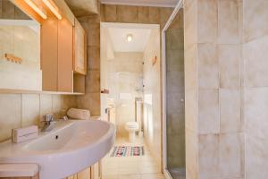 Koupelna v ubytování Monterosa Cozy Apartment 200m From Ski - Happy Rentals