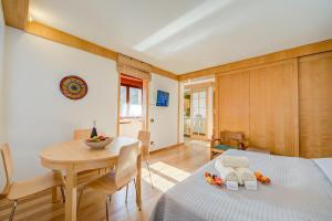 Postel nebo postele na pokoji v ubytování Monterosa Cozy Apartment 200m From Ski - Happy Rentals