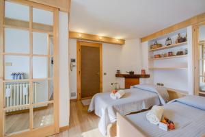 Postel nebo postele na pokoji v ubytování Monterosa Cozy Apartment 200m From Ski - Happy Rentals