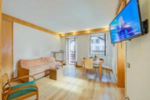TV a/nebo společenská místnost v ubytování Monterosa Cozy Apartment 200m From Ski - Happy Rentals + 21 fotografií