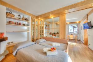 Postel nebo postele na pokoji v ubytování Monterosa Cozy Apartment 200m From Ski - Happy Rentals