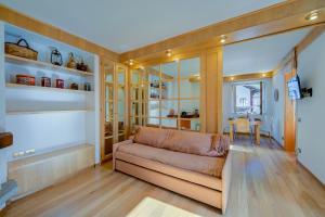 Posezení v ubytování Monterosa Cozy Apartment 200m From Ski - Happy Rentals