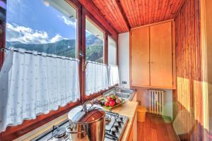 Kuchyň nebo kuchyňský kout v ubytování Monterosa Cozy Apartment 200m From Ski - Happy Rentals